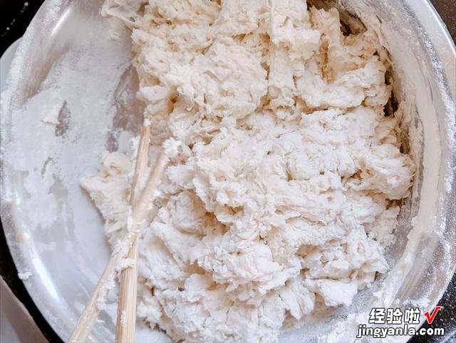 蒸馒头时，500克面粉放多少克水？很多人不懂，难怪蒸的馒头发硬