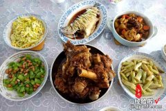 一家五口人，炒了几个家常菜，比去外面吃饭馆要实惠