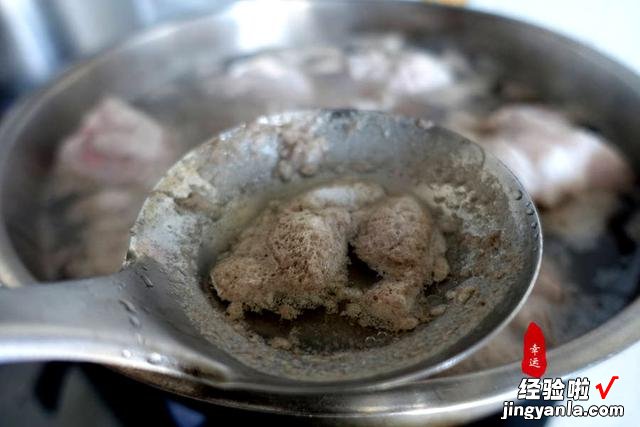 一家五口人，炒了几个家常菜，比去外面吃饭馆要实惠