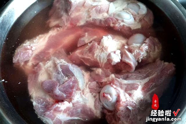 一家五口人，炒了几个家常菜，比去外面吃饭馆要实惠
