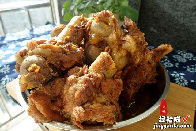 一家五口人，炒了几个家常菜，比去外面吃饭馆要实惠