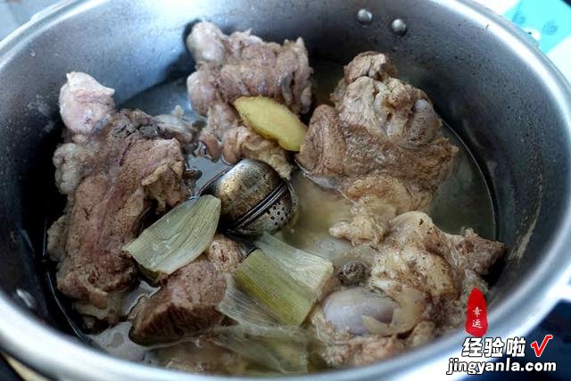 一家五口人，炒了几个家常菜，比去外面吃饭馆要实惠