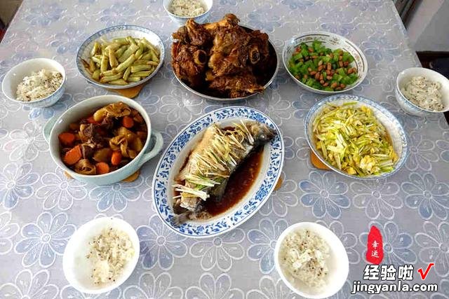 一家五口人，炒了几个家常菜，比去外面吃饭馆要实惠