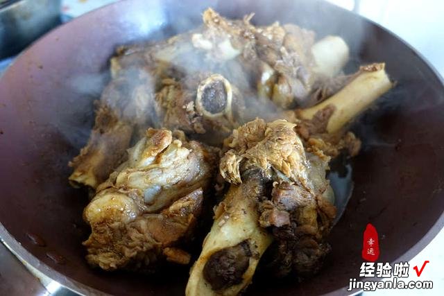 一家五口人，炒了几个家常菜，比去外面吃饭馆要实惠