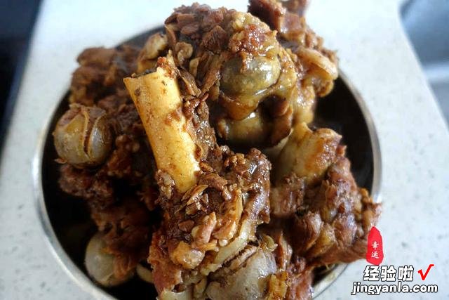 一家五口人，炒了几个家常菜，比去外面吃饭馆要实惠