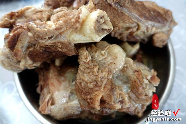 一家五口人，炒了几个家常菜，比去外面吃饭馆要实惠