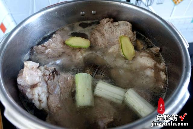 一家五口人，炒了几个家常菜，比去外面吃饭馆要实惠