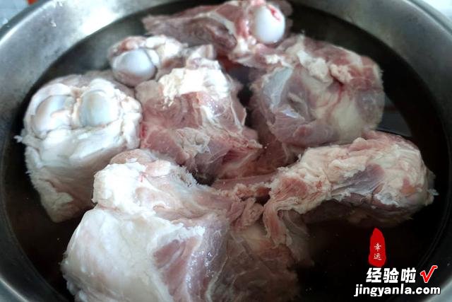 一家五口人，炒了几个家常菜，比去外面吃饭馆要实惠