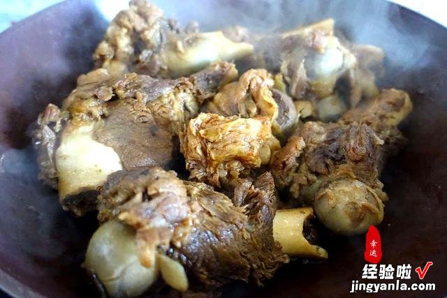 一家五口人，炒了几个家常菜，比去外面吃饭馆要实惠
