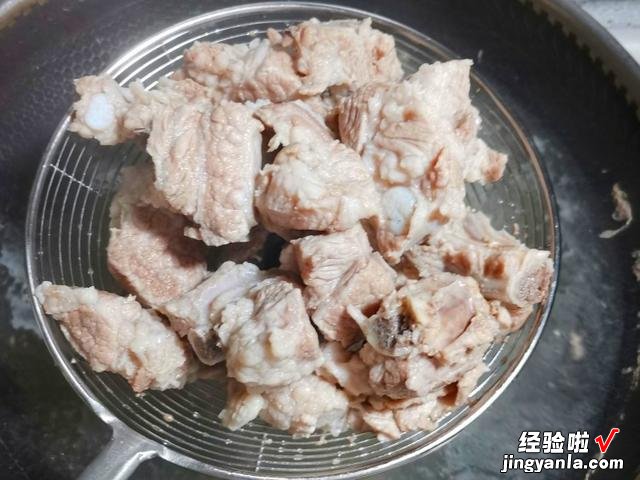 懒人版红烧排骨的做法,色泽红亮,肉嫩酥烂,家里人都夸你是大厨