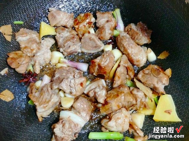 懒人版红烧排骨的做法,色泽红亮,肉嫩酥烂,家里人都夸你是大厨