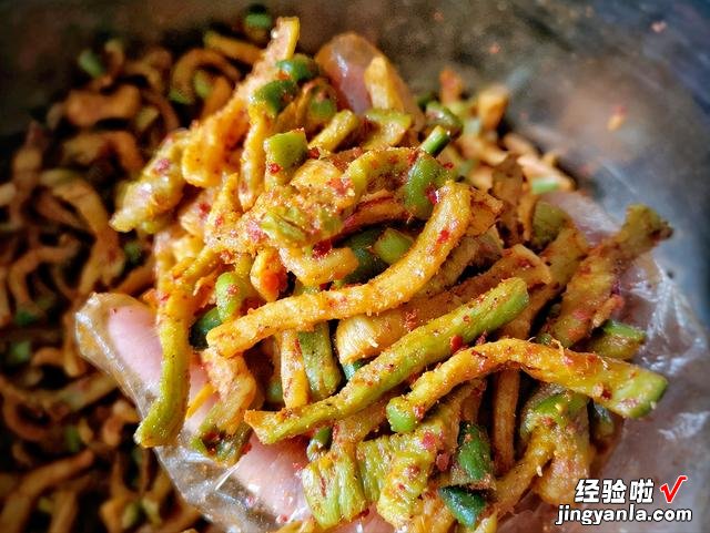 晒萝卜干的季节到了,香辣开胃小菜,适合早餐吃,干净卫生无添加