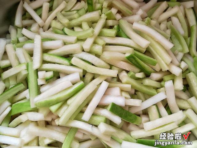 晒萝卜干的季节到了,香辣开胃小菜,适合早餐吃,干净卫生无添加