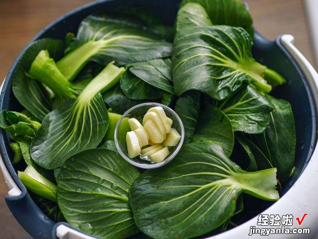 炒青菜时不要直接下锅,记住这3个小技巧,烧出的青菜翠绿不出水