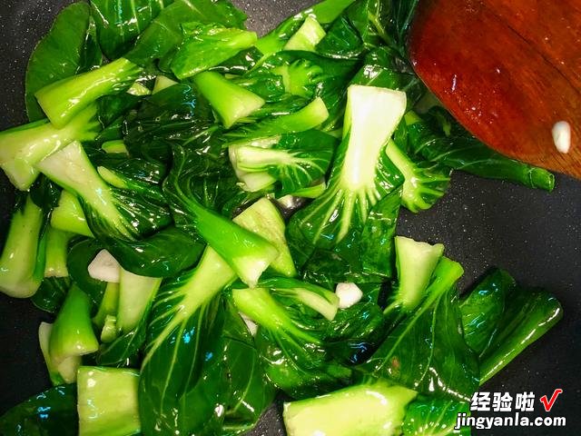 炒青菜时不要直接下锅,记住这3个小技巧,烧出的青菜翠绿不出水