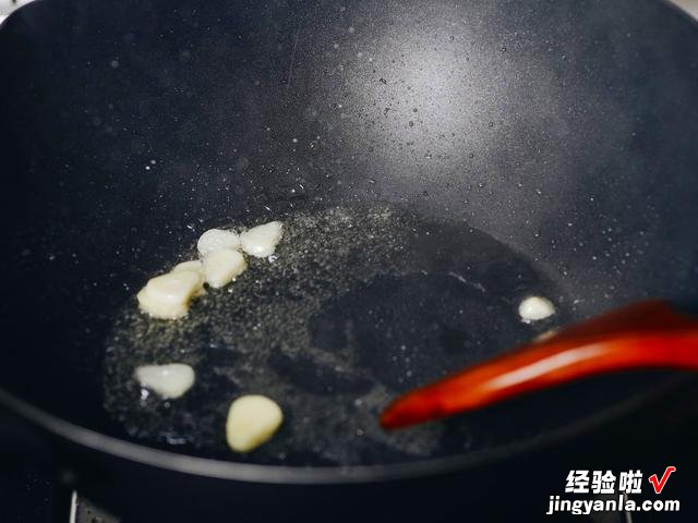 炒青菜时不要直接下锅,记住这3个小技巧,烧出的青菜翠绿不出水