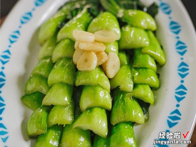 炒青菜时不要直接下锅,记住这3个小技巧,烧出的青菜翠绿不出水