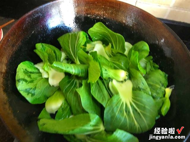 炒青菜时不要直接下锅,记住这3个小技巧,烧出的青菜翠绿不出水