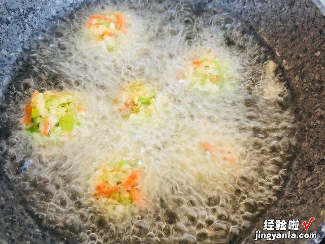炸丸子，用淀粉还是面粉？教你正确做法，丸子酥香不回软，太香了