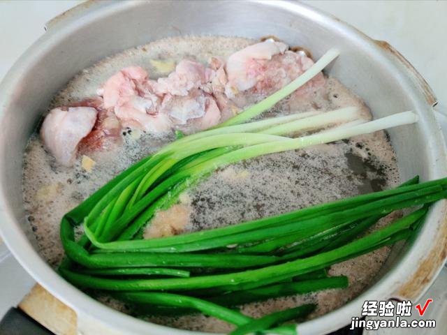炖羊肉汤,调料越少越好,牢记“2放3不放”,汤鲜肉香,没腥膻味