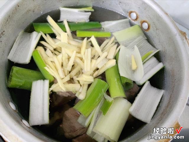 炖羊肉汤,调料越少越好,牢记“2放3不放”,汤鲜肉香,没腥膻味