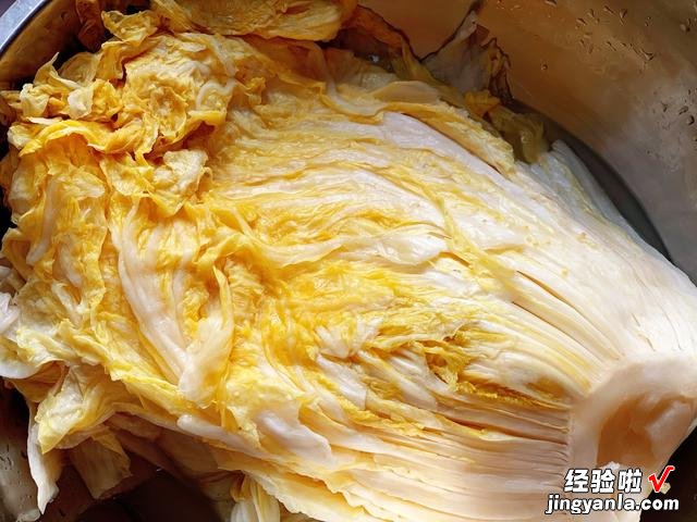 每年冬天，奶奶都这样腌上一缸酸菜，不发霉不怕烂，放一年都不坏
