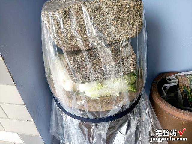 每年冬天，奶奶都这样腌上一缸酸菜，不发霉不怕烂，放一年都不坏