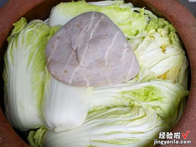 每年冬天，奶奶都这样腌上一缸酸菜，不发霉不怕烂，放一年都不坏