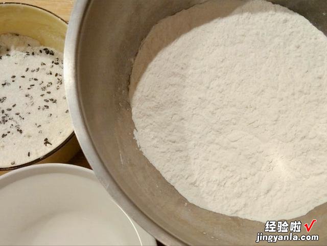 炸糖糕的正宗做法,个个脆皮空心,金黄酥脆软糯,孩子最喜欢吃了