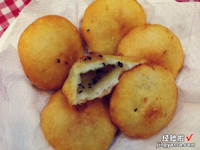 炸糖糕的正宗做法,个个脆皮空心,金黄酥脆软糯,孩子最喜欢吃了