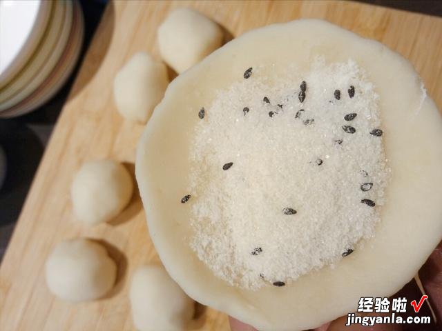 炸糖糕的正宗做法,个个脆皮空心,金黄酥脆软糯,孩子最喜欢吃了