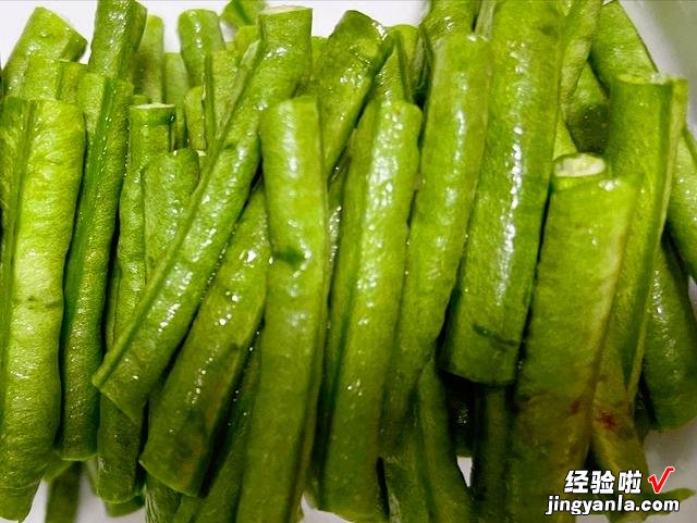 连吃三碗米饭的豆角烧茄子,做法简单,一看就会,汁浓味鲜不油腻
