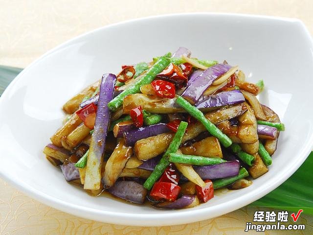 连吃三碗米饭的豆角烧茄子,做法简单,一看就会,汁浓味鲜不油腻