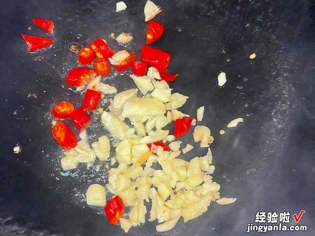 连吃三碗米饭的豆角烧茄子,做法简单,一看就会,汁浓味鲜不油腻