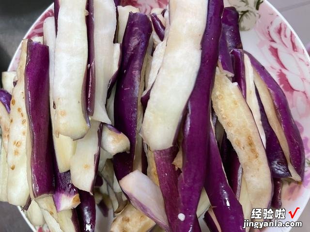 连吃三碗米饭的豆角烧茄子,做法简单,一看就会,汁浓味鲜不油腻