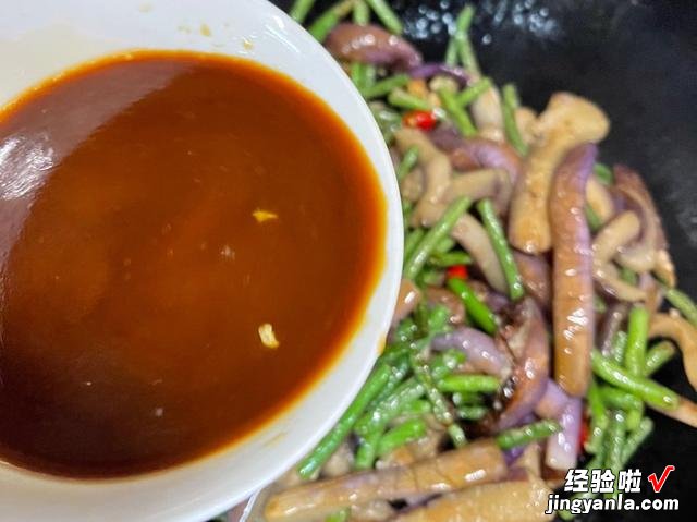 连吃三碗米饭的豆角烧茄子,做法简单,一看就会,汁浓味鲜不油腻