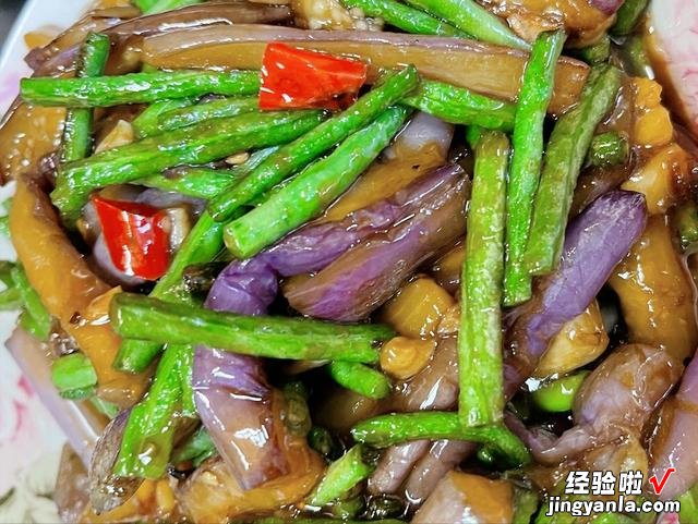 连吃三碗米饭的豆角烧茄子,做法简单,一看就会,汁浓味鲜不油腻