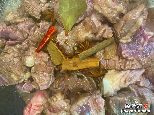 牛肉怎么炖软烂？老师傅教我加一点“它”，牛肉熟得快，软绵香嫩