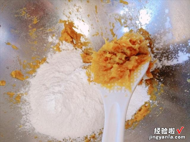 红薯丸子的家常做法，最适合新手学，软糯香甜美味，孩子们吃嗨了