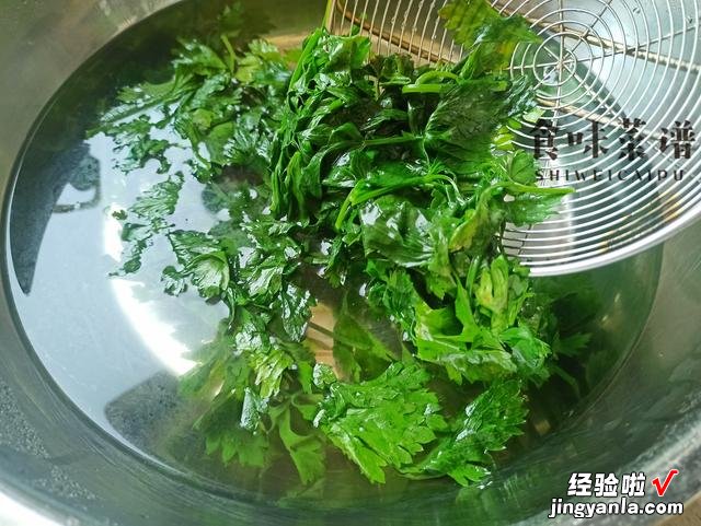 芹菜叶再也不扔了，拌一拌还挺好吃，鲜香美味，饭店最少要卖20元