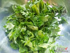 芹菜叶再也不扔了，拌一拌还挺好吃，鲜香美味，饭店最少要卖20元