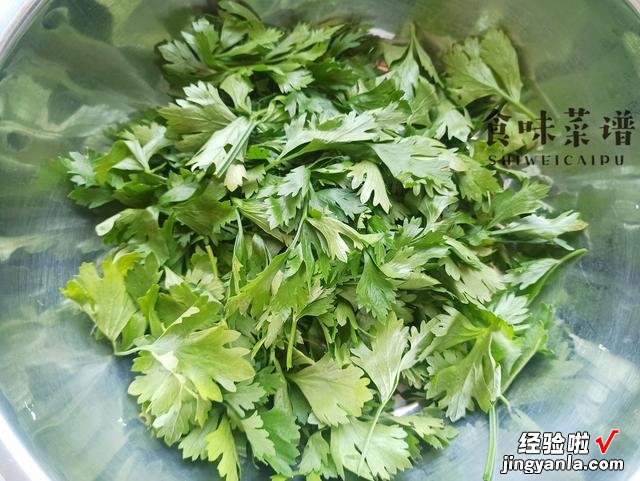 芹菜叶再也不扔了，拌一拌还挺好吃，鲜香美味，饭店最少要卖20元