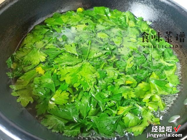 芹菜叶再也不扔了，拌一拌还挺好吃，鲜香美味，饭店最少要卖20元