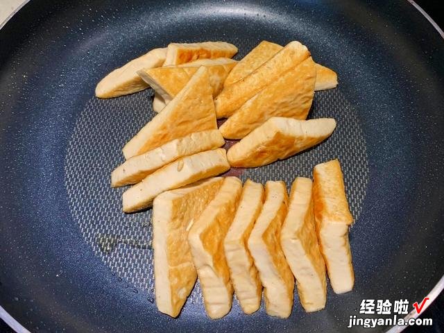 学会红烧豆腐的做法,隔三岔五烧着吃,美味又下饭,比吃肉都过瘾
