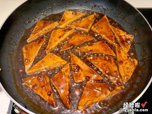 学会红烧豆腐的做法,隔三岔五烧着吃,美味又下饭,比吃肉都过瘾