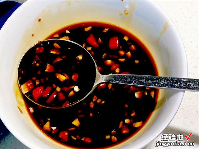 学会红烧豆腐的做法,隔三岔五烧着吃,美味又下饭,比吃肉都过瘾