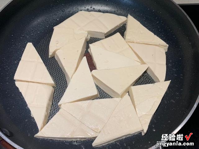 学会红烧豆腐的做法,隔三岔五烧着吃,美味又下饭,比吃肉都过瘾