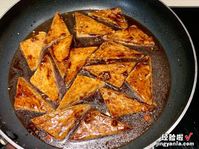 学会红烧豆腐的做法,隔三岔五烧着吃,美味又下饭,比吃肉都过瘾