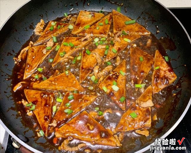 学会红烧豆腐的做法,隔三岔五烧着吃,美味又下饭,比吃肉都过瘾