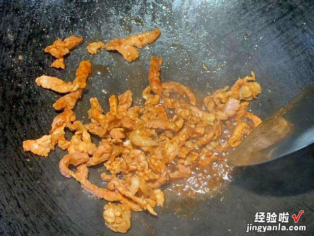 学会红烧豆腐的做法,隔三岔五烧着吃,美味又下饭,比吃肉都过瘾